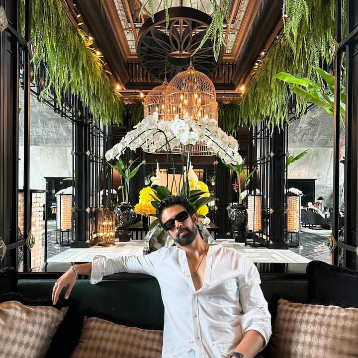 He told that he has done 10 films. Along with this, many ads have also been done. He further said that there are many sources of their earnings, from which they earn a lot of good.