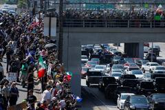 Los Angeles Protest: ट्रंप के एक फैसले से जल उठा अमेरिका, लॉस एंजिल्स में हिंसक प्रदर्शन, पुलिस ने दागे आंसू गैस के गोले; PHOTOS