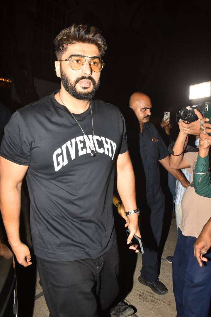 अर्जुन कपूर भी रफ एंड टफ लुक में सोनम के बर्थडे पार्टी में शामिल हुए. अर्जुन ने ब्लैक टीशर्ट के साथ ब्लैक पैंट पेयर की थी.