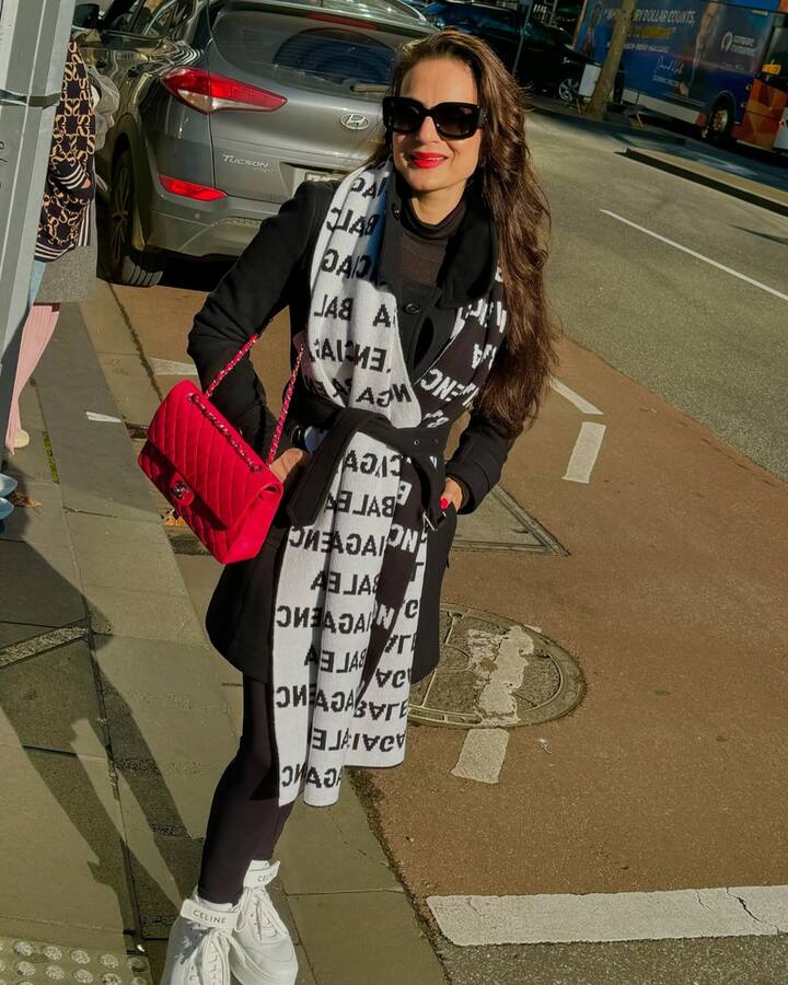 अमीषा ने कहा कि मैंने अपने दोनों रिश्तों को पब्लिकली स्वीकार दिया जिसने मेरे करियर को प्रभावित किया. ऐसे में मर्दों से मैंने दूरी बना ली, क्योंकि मुझे सुकून चाहिए.