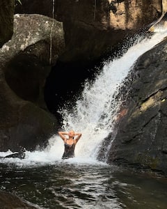 मोनोकिनी पहन 'अंगूरी भाभी' ने वॉटरफॉल में दिए जबरदस्त पोस्ट, फैंस बोले- '24 की लग रही हैं आप तो'