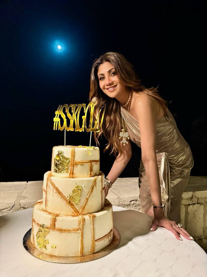 एक फोटो में एक्ट्रेस अपने बर्थडे का केक काटती हुई नजर आ रही हैं. जो थ्री लेयर का है. फोटो में शिल्पा बेहद खूबसूरत लग रही हैं.