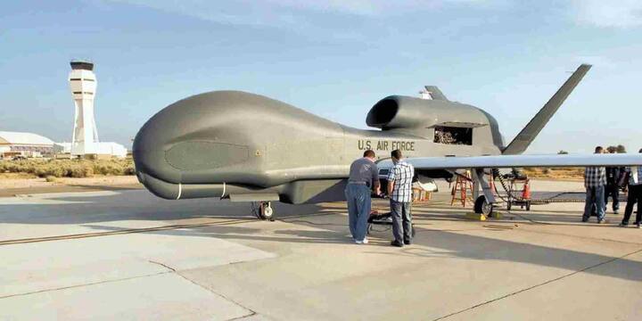 अमेरिका इस सूची में पहले स्थान पर है. इसके पास करीब 13,000 से अधिक सैन्य ड्रोन हैं. इनमें से बड़ी संख्या में RQ-11 Raven जैसे हल्के निगरानी ड्रोन हैं. अमेरिका की वायु सेना MQ-9 Reaper, MQ-1C Gray Eagle और RQ-4 Global Hawk जैसे एडवांस्ड ड्रोन्स का भी संचालन करती है.