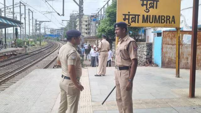 CM Fadnavis said extremely unfortunate and Five killed after passengers fall off moving train in Thane mumbai train Train Accident: મુંબઇમાં ચાલુ લૉકલ ટ્રેનમાંથી 5 લોકોના નીચે પડતા મોત, CM ફડણવીસે આપ્યા તપાસના આદેશ