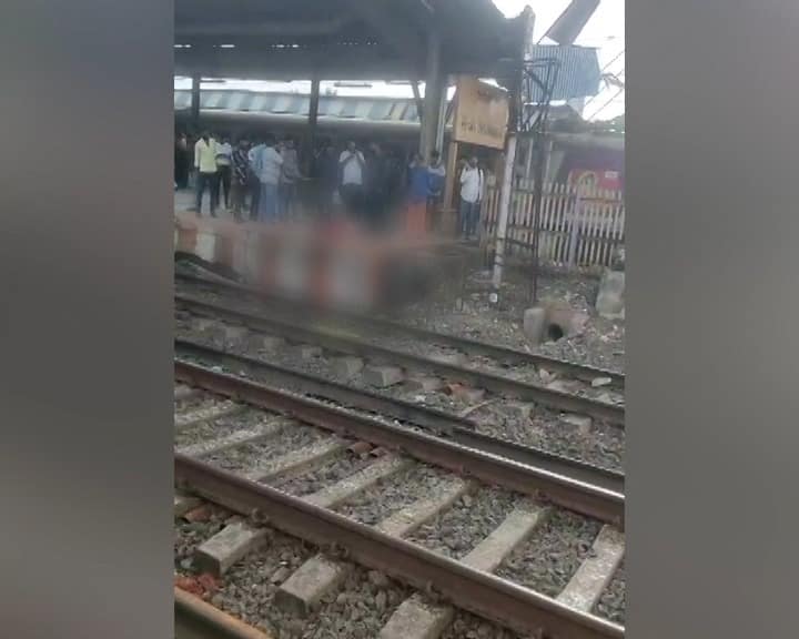 या प्रवाशांना ट्रॅकवरुन उचलून प्लॅटफॉर्मवर आणण्यात आले. या प्रवाशांना गंभीर दुखापत झाली असून त्यांचे कपडे फाटलेले दिसत आहेत.