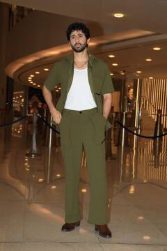 The Royals Success Bash: डीपनेक ड्रेस में भूमि ने ढाया कहर, रॉयल लुक में छाईं साक्षी तंवर, डैशिंग लुक में पहुंचे ईशान