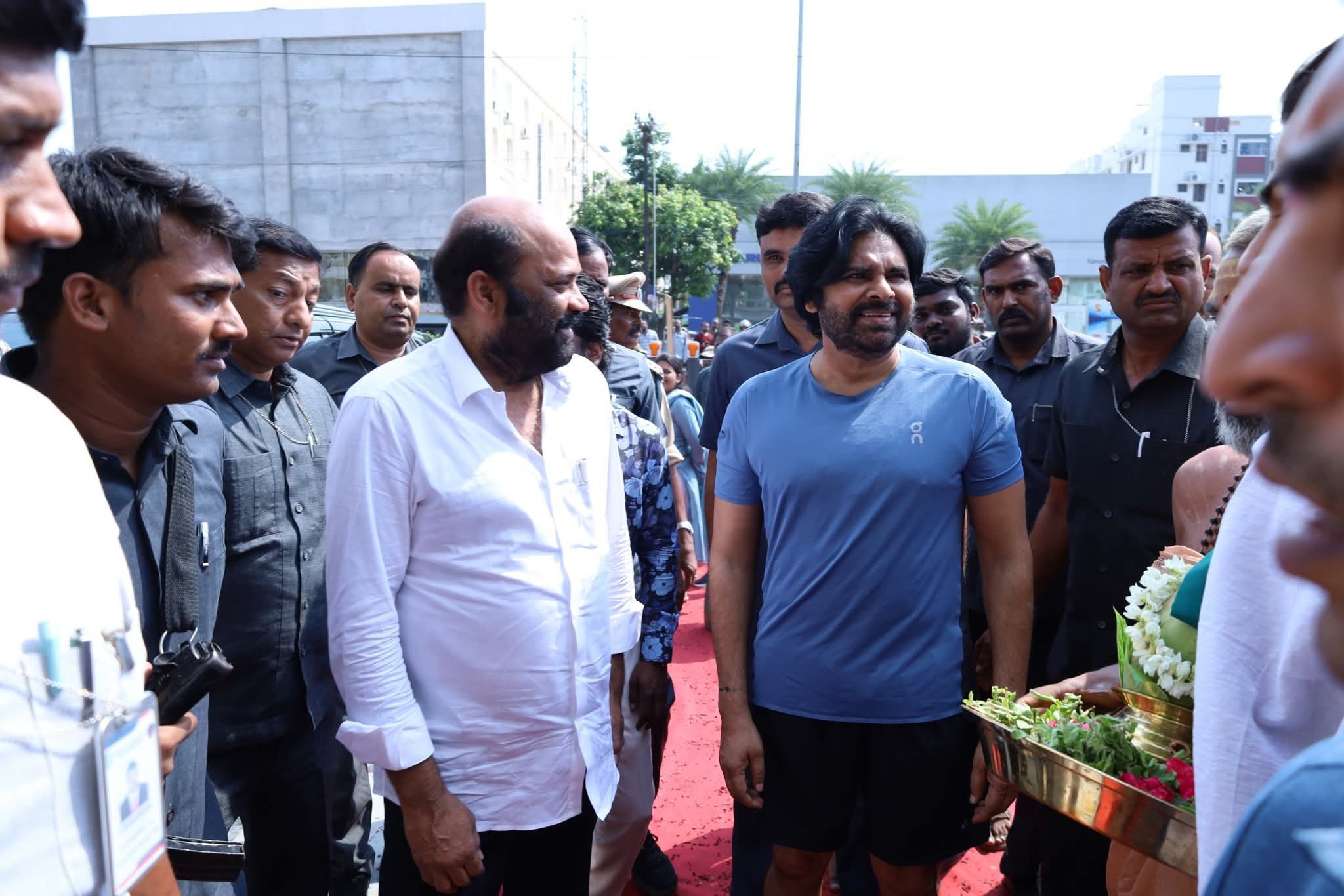 Pawan Kalyans Weight Loss for OG : బరువు తగ్గిన పవన్ కళ్యాణ్.. ఓజీ కోసం ఫిట్​గా మారి ట్రోల్స్​కి చెక్​ పెట్టేశాడుగా, పవర్ స్టార్ ఫిట్​నెస్ రొటీన్ ఇదే