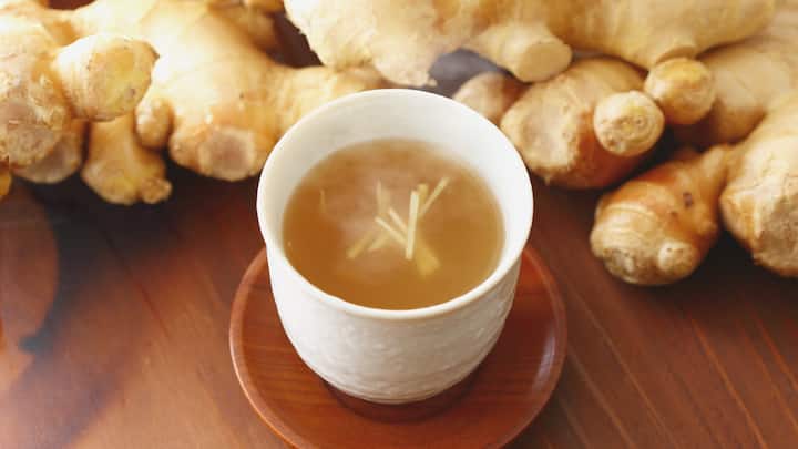 1. Ginger Tea: Ginger has anti-inflammatory and pain-relieving properties. It helps ease headahes, especially those linked to sinus pressure or nausea. To make ginger tea, steep fresh ginger slices in hot water for 10 minutes. Sip slowly and feel the calming effect as ginger helps reduce inflammation and improve circulation. (Image Source: Canva)