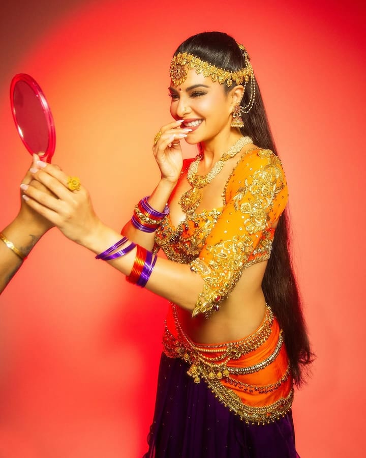 The actress shared the photos and has mentored the Zee Cine Awards in the caption. Let us tell you that this look was taken by the actress during the performance at the Zee Cine Awards.