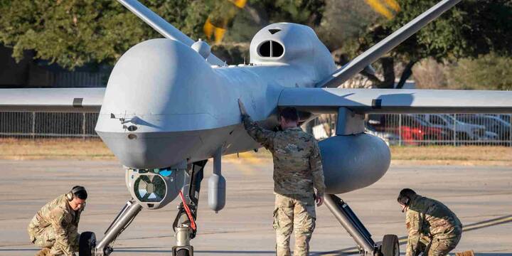 भारत ने भी इस क्षेत्र में तेज़ी से प्रगति की है. इसके पास करीब 625 सैन्य ड्रोन हैं जिनमें इज़रायली Heron-1 और SpyLite मॉडल प्रमुख हैं. भारत अब स्वदेशी ड्रोन तकनीक पर भी ध्यान दे रहा है.