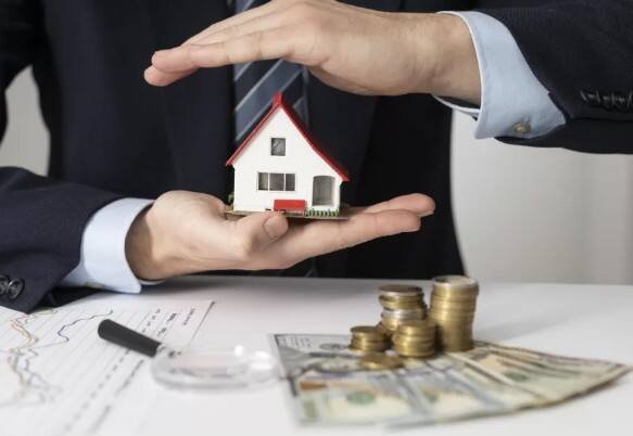 ਘੱਟ EMI, ਵਧੇਰੇ ਬਚਤ ਲਗਾਤਾਰ ਦੋ ਰੈਪੋ ਰੇਟ ਕਟੌਤੀਆਂ ਦਾ ਪ੍ਰਭਾਵ ਹੁਣ ਸਿੱਧੇ ਗਾਹਕਾਂ ਤੱਕ ਪਹੁੰਚ ਰਿਹਾ ਹੈ। ਖਾਸ ਕਰਕੇ ਉਹ ਗਾਹਕ ਜਿਨ੍ਹਾਂ ਦੇ ਕਰਜ਼ੇ ਰੈਪੋ ਰੇਟ ਨਾਲ ਜੁੜੇ ਹੋਏ ਹਨ (ਜਿਵੇਂ ਕਿ ਆਰਐਲਐਲਆਰ ਅਧਾਰਤ ਹੋਮ ਲੋਨ), ਉਨ੍ਹਾਂ ਦੀ ਈਐਮਆਈ ਹੁਣ ਘੱਟ ਗਈ ਹੈ। ਯਾਨੀ, ਹੁਣ ਘਰ ਖਰੀਦਣ ਦਾ ਸੁਪਨਾ ਥੋੜ੍ਹਾ ਸਸਤਾ ਹੋ ਗਿਆ ਹੈ।