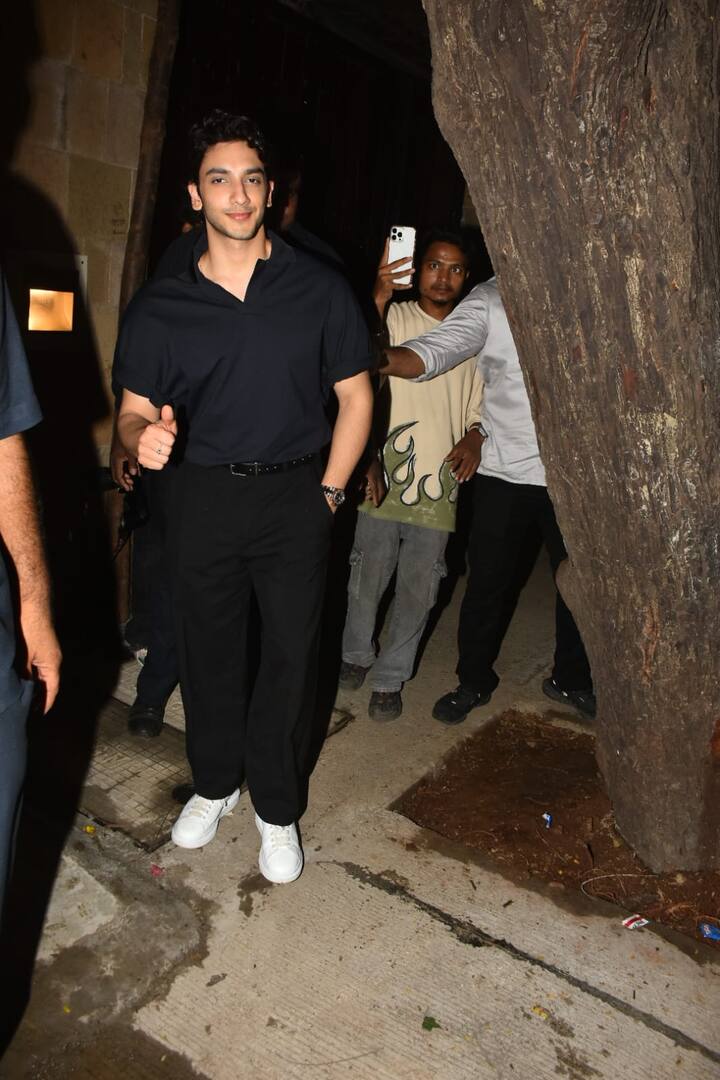 वेदांग ने ब्लैक शर्ट के साथ ब्लैक पैंट पहनी थी. जिसके साथ उन्होंने व्हाइट स्नीकर्स पेयर किए थे.