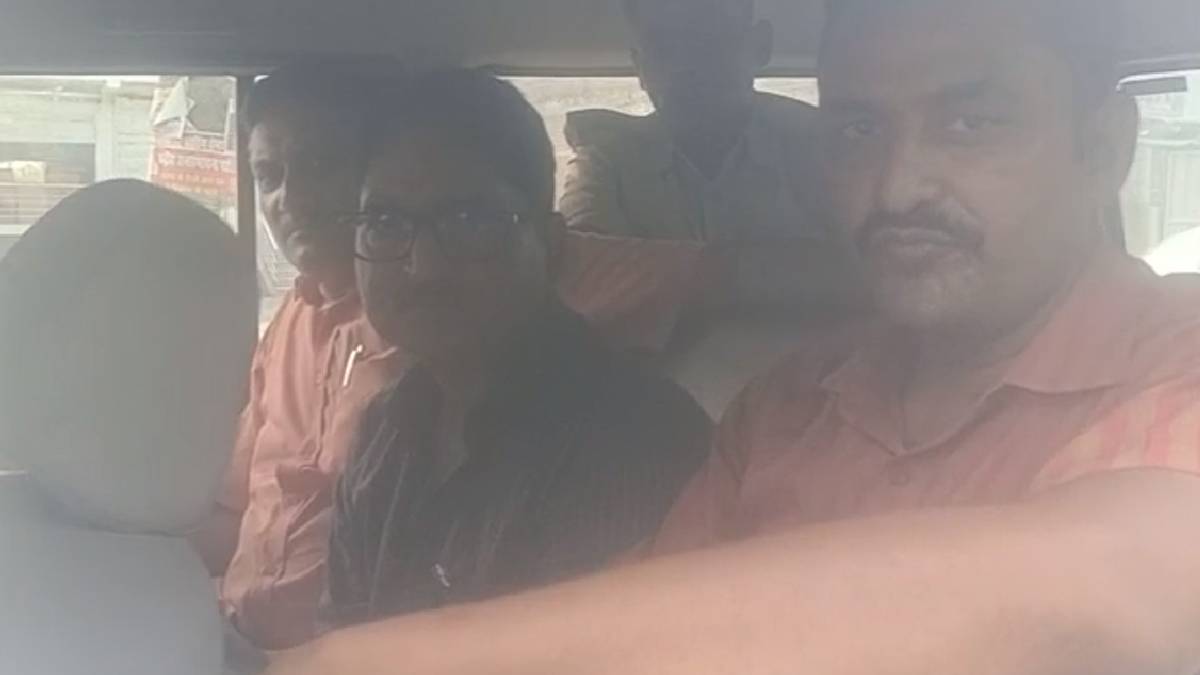 Vigilance Team Action: सिवान में विजिलेंस टीम की बड़ी कार्रवाई, 35 हजार रिश्वत लेते राजस्व कर्मचारी रंगे हाथों गिरफ्तार