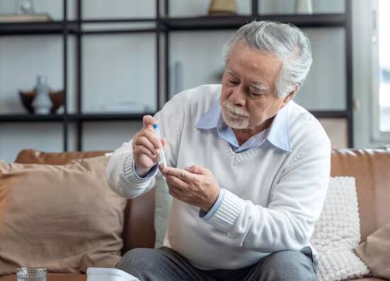 मधुमेह: मधुमेह धीरे-धीरे शरीर के हर अंग को प्रभावित कर सकती है. इसमें बार-बार पेशाब आना, अत्यधिक प्यास लगना, थकान जैसी दिक्कत आती है. ये अनियमित खानपान और मोटापे की वजह हो सकती है.