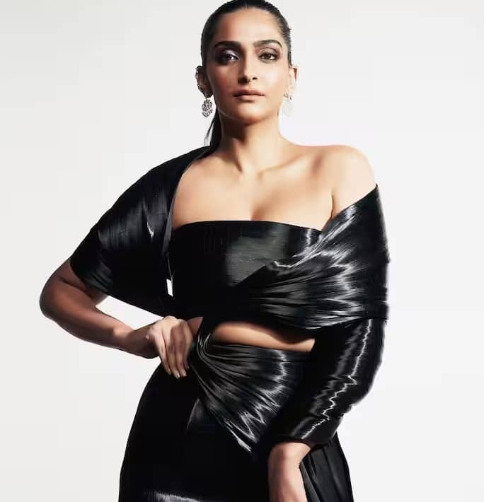 બધી છોકરીઓ સમોસા ખરીદી રહી હતી, અમે બધા એકબીજાના ખભા પર હાથ રાખીને ઉભા હતા. હું સૌથી ઉંચી હતી તેથી હું પાછળ ઉભી હતી.