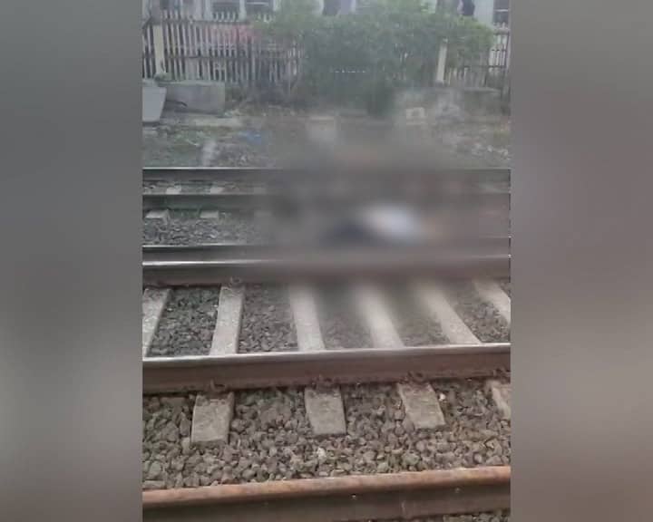 दिवा ते कोपर स्थानकांदरम्यान ट्रेन आल्यानंतर प्रवासी चालत्या ट्रेनमधून खाली पडले. यापैकी काही प्रवाशांचा मृत्यू झाल्याची माहिती मिळत आहे. तर अन्य प्रवाशांची प्रकृती गंभीर आहे. त्यांच्यावर रुग्णालयात उपचार सुरू आहेत.