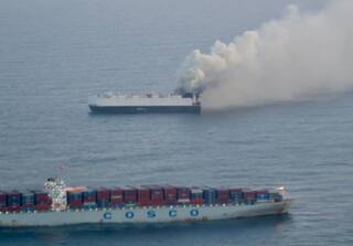 3,000 ਗੱਡੀਆਂ ਲਜਾ ਰਹੇ ਜਹਾਜ਼ ਵਿੱਚ ਲੱਗੀ ਭਿਆਨਕ ਅੱਗ ! 750 ਇਲੈਕਟ੍ਰਿਕ ਕਾਰਾਂ ਸੜ ਕੇ ਸੁਆਹ, ਜਾਣੋ ਇਸ ਵੱਡੇ ਹਾਦਸੇ ਦੀ ਵਜ੍ਹਾ