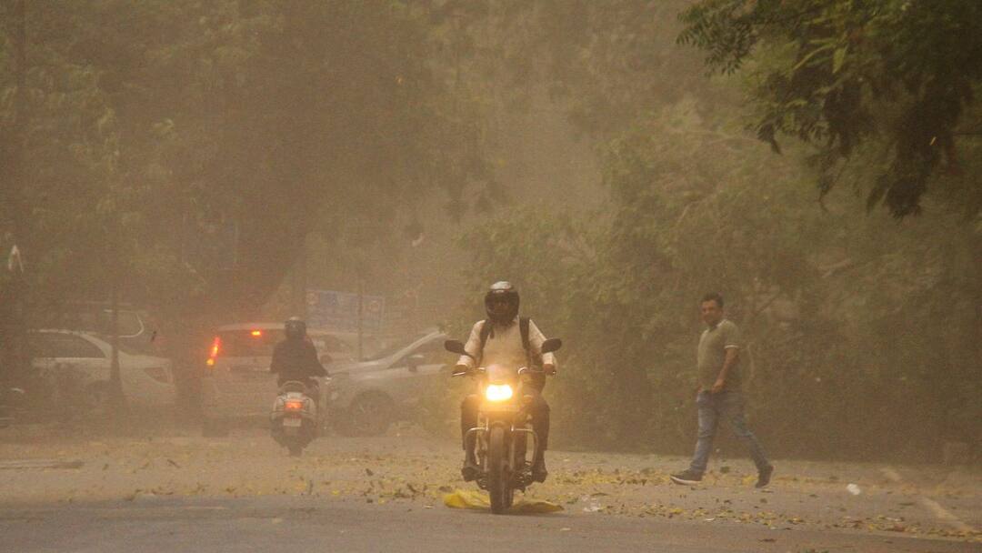 Delhi weather update records high of 42 deg C IMD forecasts dust-laden winds for today दिल्ली में गर्मी का कहर जारी! चलेंगी तेज धूल भरी हवाएं! IMD ने बताया कब मिलेगी राहत