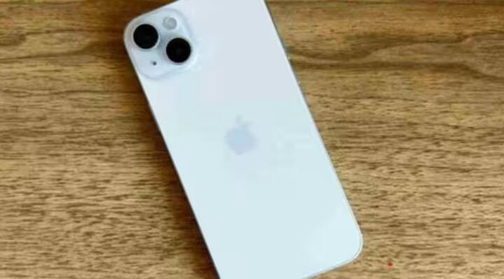 ਜਾਣਕਾਰੀ ਅਨੁਸਾਰ, ਐਮਾਜ਼ਾਨ ਨੇ ਆਈਫੋਨ 15 ਪਲੱਸ (256GB ਵੇਰੀਐਂਟ) ਦੀ ਕੀਮਤ ਵਿੱਚ ਵੱਡੀ ਕਟੌਤੀ ਕੀਤੀ ਹੈ। ਤੁਹਾਨੂੰ ਦੱਸ ਦੇਈਏ ਕਿ ਇਸ ਫੋਨ ਦੀ ਅਸਲ ਕੀਮਤ 89,900 ਰੁਪਏ ਹੈ ਪਰ ਐਮਾਜ਼ਾਨ 'ਤੇ ਇਸ ਫੋਨ 'ਤੇ 19 ਪ੍ਰਤੀਸ਼ਤ ਦੀ ਛੋਟ ਦਿੱਤੀ ਜਾ ਰਹੀ ਹੈ, ਜਿਸ ਤੋਂ ਬਾਅਦ ਤੁਸੀਂ ਇਸ ਫੋਨ ਨੂੰ ਸਿਰਫ 72,990 ਰੁਪਏ ਵਿੱਚ ਖਰੀਦ ਸਕਦੇ ਹੋ।