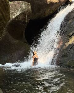 मोनोकिनी पहन 'अंगूरी भाभी' ने वॉटरफॉल में दिए जबरदस्त पोस्ट, फैंस बोले- '24 की लग रही हैं आप तो'