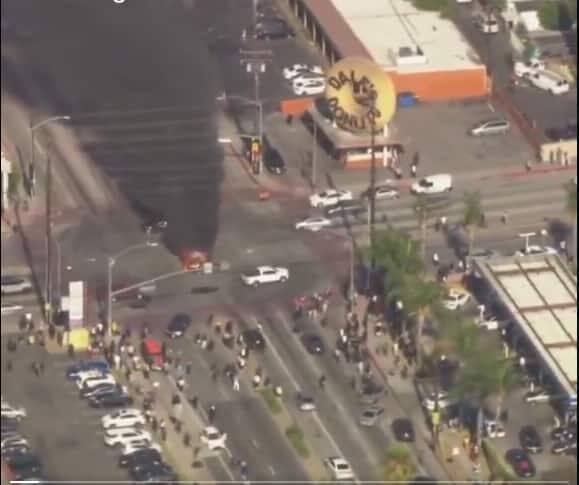 બીજી તરફ, ટ્રમ્પે વળતો પ્રહાર કરતા કહ્યું કે ડેમોક્રેટ નેતાઓની નિષ્ફળતાએ જ આ પરિસ્થિતિ ઊભી કરી છે, અને આવી સ્થિતિમાં નેશનલ ગાર્ડની તૈનાતી જરૂરી છે.