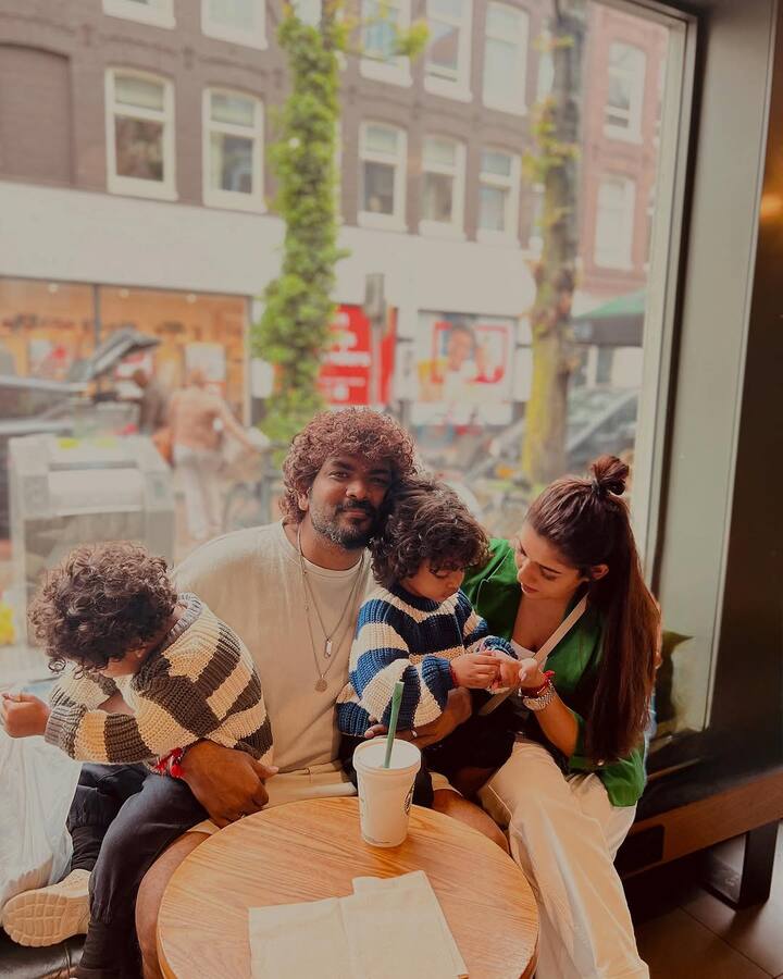 नयनतारा ने अपनी फैमिली संग अपने स्पेशल मोमेंट्स शेयर किये जिसे फैंस का ढेर सारा प्यार मिल रहा है.