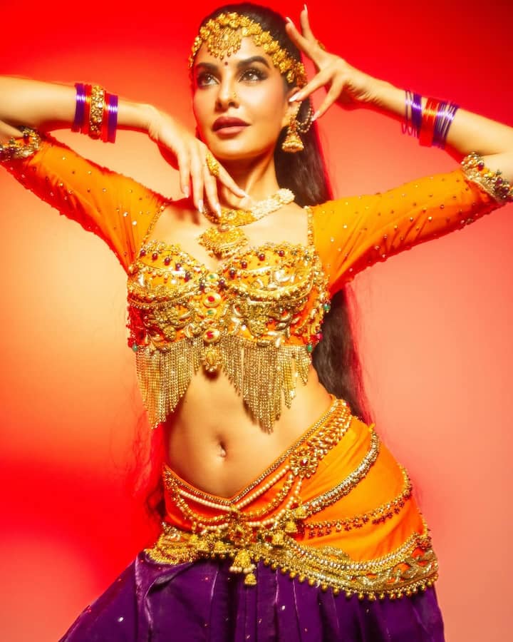 Jacqueline Fernandes has shared photos in different pose while flaunting her outfit.