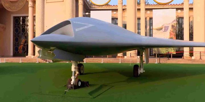 रूस के पास बड़ी संख्या में ऑरलान-10 जैसे टोही ड्रोन हैं. इसके अलावा इज़रायल से लिए गए Searcher MK II ड्रोन भी बेड़े में शामिल हैं. रूस अब लंबी दूरी तक मार करने वाले हथियारबंद ड्रोन विकसित करने में भी जुटा है.