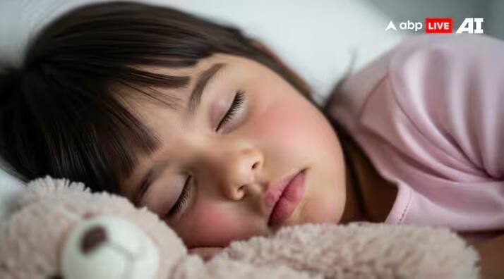 બીજી બાજુ વિદ્યાર્થીઓ માટે સૂવા માટે યોગ્ય દિશા પૂર્વ છે. આ દિશામાં સૂવાથી તણાવ ઓછો થાય છે, સારી ઊંઘ આવે છે અને પૈસા અને વ્યવસાયમાં વધારો થાય છે.