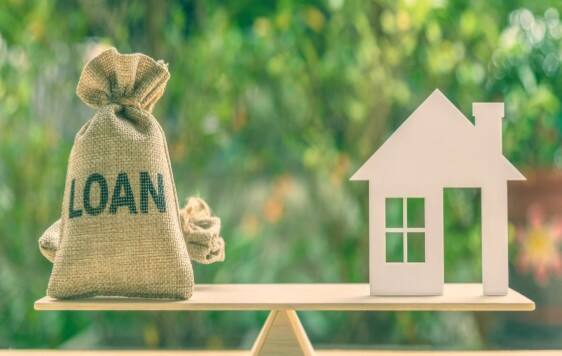 ਭਾਰਤੀ ਰਿਜ਼ਰਵ ਬੈਂਕ (RBI) ਨੇ ਇਸੇ ਮਹੀਨੇ ਯਾਨੀ 7 ਜੂਨ ਨੂੰ ਇੱਕ ਵੱਡਾ ਫੈਸਲਾ ਲਿਆ ਅਤੇ ਰੈਪੋ ਰੇਟ ਵਿੱਚ 0.50 ਪ੍ਰਤੀਸ਼ਤ ਦੀ ਕਟੌਤੀ ਕੀਤੀ। ਹੁਣ ਇਹ ਘੱਟ ਕੇ 5.5 ਪ੍ਰਤੀਸ਼ਤ ਹੋ ਗਈ ਹੈ। ਫਰਵਰੀ 2025 ਤੋਂ, RBI ਨੇ ਕੁੱਲ 1 ਪ੍ਰਤੀਸ਼ਤ ਤੱਕ ਦੀ ਕਟੌਤੀ ਕੀਤੀ ਹੈ। ਇਸ ਫੈਸਲੇ ਦਾ ਸਿੱਧਾ ਫਾਇਦਾ ਹੋਮ ਲੋਨ ਲੈਣ ਵਾਲਿਆਂ ਨੂੰ ਮਿਲਿਆ ਹੈ। ਕਈ ਬੈਂਕਾਂ ਨੇ ਆਪਣੀਆਂ ਵਿਆਜ ਦਰਾਂ ਵਿੱਚ ਕਟੌਤੀ ਕੀਤੀ ਹੈ, ਜਿਸ ਕਾਰਨ ਤੁਹਾਡੀ EMI ਹੁਣ ਪਹਿਲਾਂ ਨਾਲੋਂ ਘੱਟ ਹੋ ਸਕਦੀ ਹੈ। ਚੰਗੀ ਗੱਲ ਇਹ ਹੈ ਕਿ ਇਹ ਰਾਹਤ ਨਾ ਸਿਰਫ਼ ਨਵੇਂ ਕਰਜ਼ਿਆਂ ਲਈ ਉਪਲਬਧ ਹੋਵੇਗੀ, ਸਗੋਂ ਮੌਜੂਦਾ ਕਰਜ਼ਾ ਧਾਰਕਾਂ ਨੂੰ ਵੀ ਮਿਲੇਗੀ।