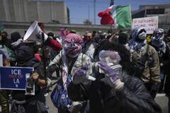 ટ્રમ્પના કડક ઇમિગ્રેશન નિર્ણયોથી અમેરિકામાં ભડકો: લોસ એન્જલસમાં હિંસક વિરોધ, પોલીસે છોડ્યા ટીયર ગેસના શેલ!