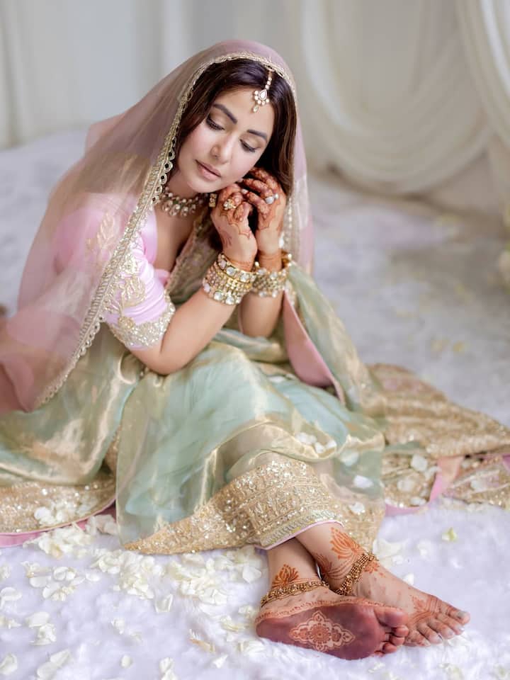 हिना खान ने अपनी शादी पर मनीष मल्होत्रा की डिजाइन की हुई ओपल ग्रीन साड़ी पहनी थी. इसके साथ उन्होंने पिंक कलर का ब्लाउज पेयर किया था.