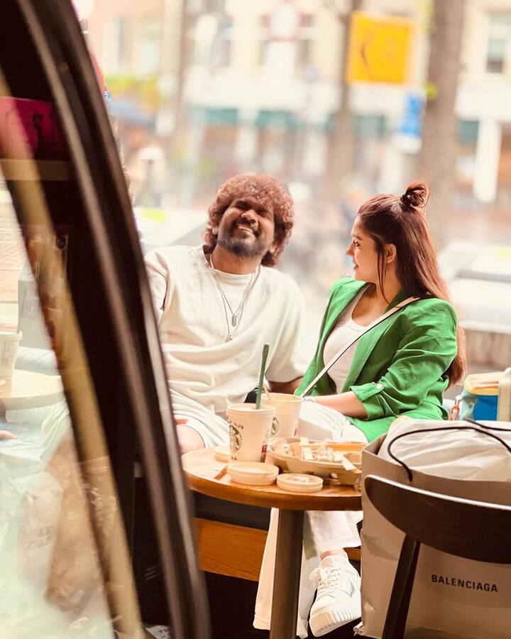 इस पोस्ट में एक्ट्रेस ग्रीन ब्लेजर और वाइट ट्रॉउज़र पहने दिखीं तो वहीं उनके पति वाइट कैजुअल में नजर आएं. कपल की ये तस्वीरें ऑडियंस को बहुत पसंद आ रही है