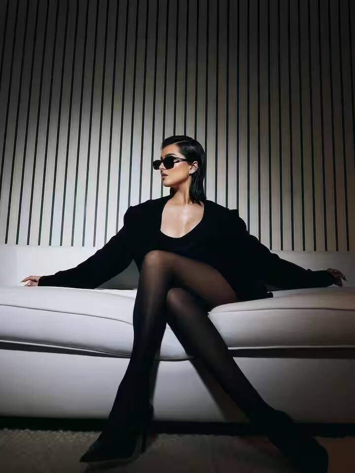 આ તસવીરો શેર કરતી વખતે, અભિનેત્રીએ કેપ્શનમાં 'ચીકી' લખ્યું છે. તારાના આ લુકથી બધા પ્રેમમાં પડી ગયા છે.  તારાએ 'સ્ટુડન્ટ ઓફ ધ યર 2' ફિલ્મથી બોલિવૂડમાં ડેબ્યૂ કર્યું હતું. આ પછી તે ઘણી ફિલ્મોમાં જોવા મળી.