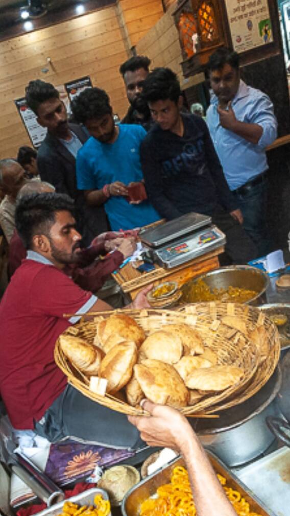 बनारस के ये मशहूर भोजनालय खाने के शौकीनों की हैं पहली पसंद