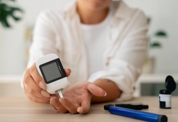 डायबिटीज़ के मरीज: आम में नेचुरल शुगर की मात्रा बहुत ज्यादा होती है, जो डायबिटीज़ के मरीज़ों के लिए खतरनाक हो सकती है. इससे ब्लड शुगर लेवल तेजी से बढ़ सकता है और स्थिति बिगड़ सकती है.