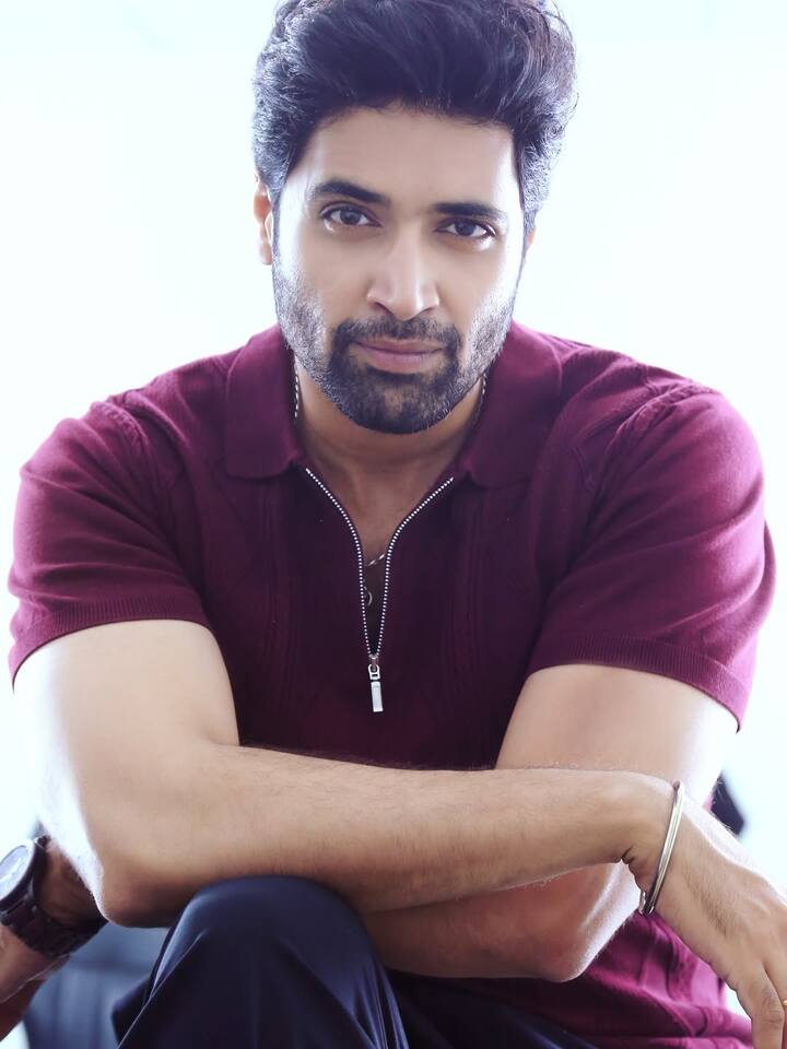 ఈ ఫోటోలు ఇన్స్టాలో షేర్ చేస్తూ.. PlumCake అంటూ క్యాప్షన్ ఇచ్చాడు. అయితే ఈ క్యాప్షన్ చదివిన లేడీ ఫ్యాన్ ఒకరు.. నువ్వు PlumCake కాదు.. క్యూటీపై Na na... Cutiepie!❤️ అంటూ కామెంట్ పెట్టారు.(Image Source : Instagram/Adivi Sesh)