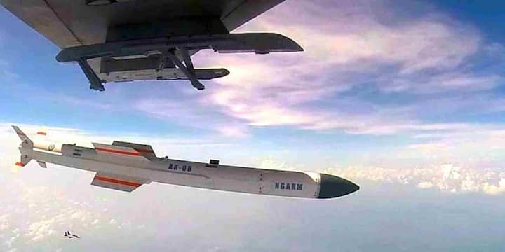 रुद्रम-4 पर काम 2025 की शुरुआत में शुरू किया गया है. यह मिसाइल लंबी दूरी तक मार करने वाली क्रूज़ मिसाइल होगी, जिसकी रेंज शुरुआती रिपोर्ट्स में 300 किमी बताई गई थी लेकिन अब यह बढ़कर 1000 किमी से अधिक मानी जा रही है. इसे सबसोनिक गति में बनाया जाएगा ताकि यह दुश्मन की नजरों से बचकर अंदर तक घुस सके.