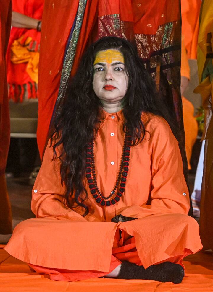 सियासत की रिपोर्ट के मुताबिक एक्ट्रेस से साध्वी बनीं ममता कुलकर्णी को 'बिग बॉस 19' के लिए अप्रोच किया गया है. हालांकि ममता ने हामी भरी है या नहीं, इस बारे में खुलासा नहीं हुआ है.