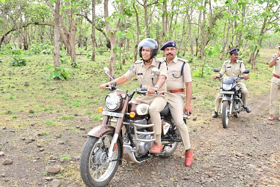 Adilabad News: అడవిలో 7 కిలోమీటర్లు బైక్ పై ప్రయాణించిన ఆదిలాబాద్ ఎస్పీ, ఎందుకో తెలుసా..?