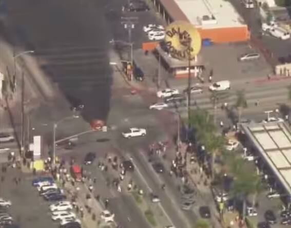 ગવર્નર ગેવિન ન્યૂસોમે રાષ્ટ્રપતિ ટ્રમ્પને પત્ર લખીને કહ્યું કે સેનાની હાજરી પરિસ્થિતિને સુધારવાને બદલે ઉશ્કેરી રહી છે. ટ્રમ્પે વળતો પ્રહાર કર્યો કે ડેમોક્રેટ નેતાઓની નિષ્ફળતાએ આ પરિસ્થિતિ ઊભી કરી છે, આવી સ્થિતિમાં નેશનલ ગાર્ડની તૈનાતી જરૂરી છે.