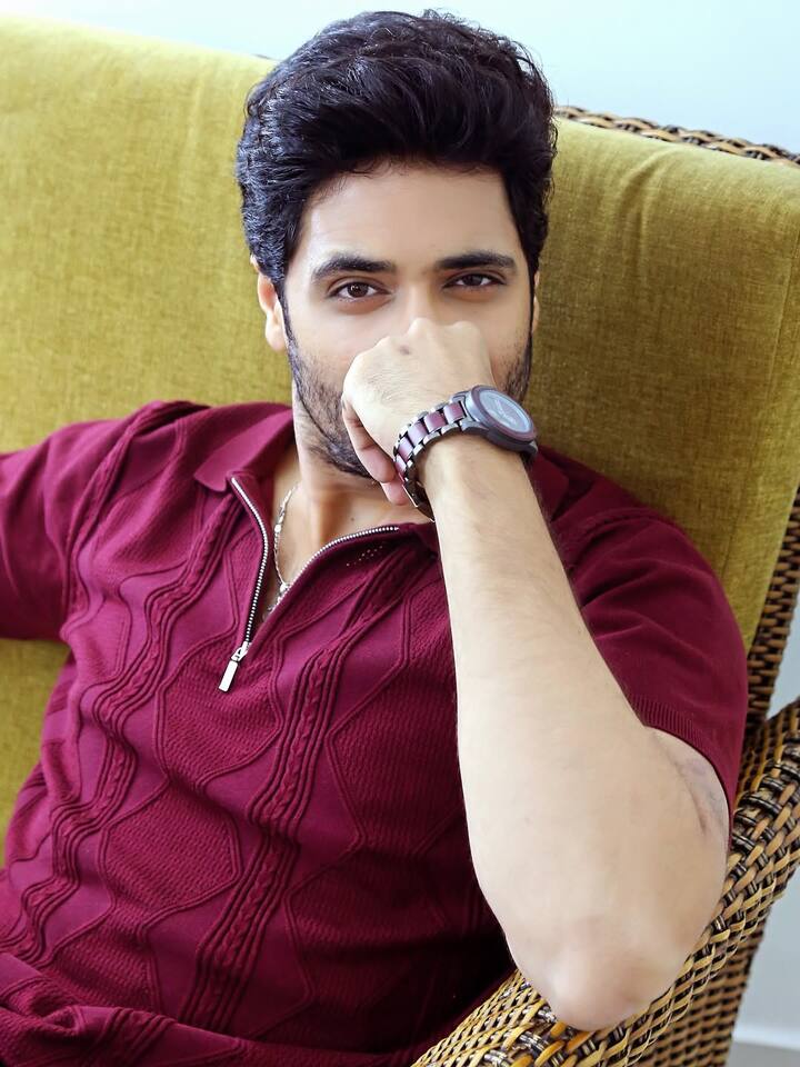 సింపుల్గా వస్తాడు.. గుర్తుండిపోయే సినిమా చేస్తాడు.. అప్పుడప్పుడు అక్కడక్కడ ఈవెంట్స్లో కనిపిస్తాడు. ఎలాంటి కాంట్రవర్సీలు లేకుండా మళ్లీ సైలెంట్గా తన పని తాను చేసుకుంటాడు. (Image Source : Instagram/Adivi Sesh)