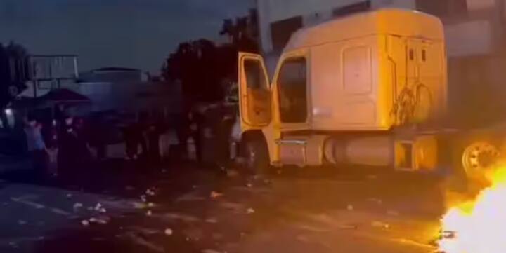 ਇੱਕ ਵਾਇਰਲ ਵੀਡੀਓ ਵਿੱਚ, ਪ੍ਰਦਰਸ਼ਨਕਾਰੀ ਅਮਰੀਕੀ ਝੰਡੇ ਨੂੰ ਸਾੜਦੇ ਹੋਏ ਦਿਖਾਈ ਦੇ ਰਹੇ ਸਨ। ਕੁਝ ਲੋਕਾਂ ਨੇ ਉਸੇ ਝੰਡੇ 'ਤੇ ਥੁੱਕ ਕੇ ਆਪਣਾ ਗੁੱਸਾ ਜ਼ਾਹਰ ਕੀਤਾ। ਇਸ ਦੌਰਾਨ ਸੋਵੀਅਤ ਯੂਨੀਅਨ ਅਤੇ ਮੈਕਸੀਕੋ ਦਾ ਝੰਡਾ ਵੀ ਦਿਖਾਈ ਦਿੱਤਾ।