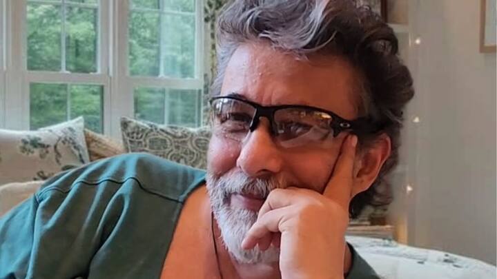 জানা যায়, ব্যক্তিগত টানাপোড়েন সামনে চলে আসার পর দীপককে বাড়ির একটিমাত্র ঘর ব্যবহারের অনুমতি দেন শিবানী। দীপককে খাবার দেওয়া যাবে না বলে কড়া নির্দেশ দেওয়া হয় পরিচারকদের। এমন পরিস্থিতিতে এক বন্ধুর বাড়িতে আশ্রয় নিতে বাধ্য হন দীপক।