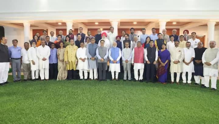 पाकिस्तानचा खरा चेहरा जगासमोर उघड करणाऱ्या शिष्टमंडळाची आज पंतप्रधान नरेंद्र मोदी यांनी भेट घेतली आहे.