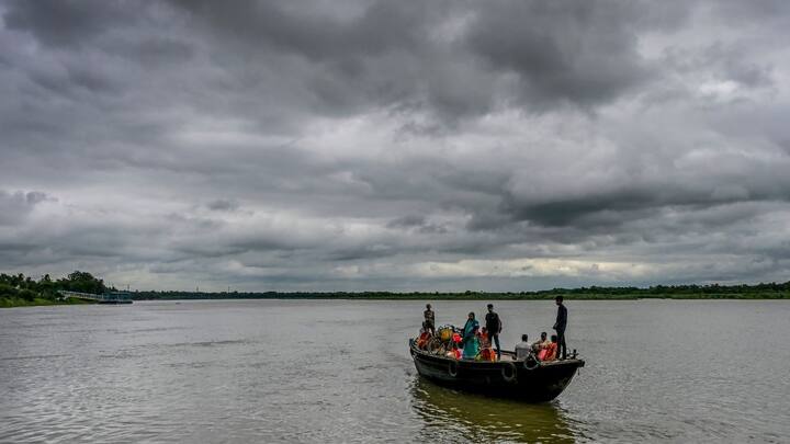 কলকাতায় মূলত পরিষ্কার আকাশ। কখনও আংশিক মেঘলা আকাশের সম্ভাবনা। দিন ও রাতে গরমও অস্বস্তি বাড়বে। বাতাসে জলীয় বাষ্পের পরিমাণ বেশি। তাই গরমের সঙ্গে আর্দ্রতাজনিত অস্বস্তিকর আবহাওয়া।