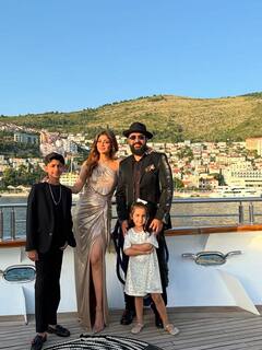 Shilpa Shetty Birthday: શિલ્પા શેટ્ટીને બર્થ-ડે પર પતિ રાજ કુંન્દ્રા તરફથી મળી સરપ્રાઇઝ, થાઇ-હાઇ સ્લિટ ડ્રેસમાં લાગી બોલ્ડ