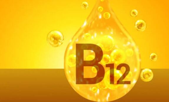 B12 ની ઉણપને કારણે લાલ રક્તકણોની સંખ્યા ઘટવા લાગે છે, જેના કારણે શરીરમાં ઓક્સિજનનો પુરવઠો ઓછો થઈ જાય છે. આ કારણે વ્યક્તિ ખૂબ જ થાક અને નબળાઈ અનુભવે છે. આ સ્થિતિને એનિમિયા તરીકે પણ ઓળખવામાં આવે છે.