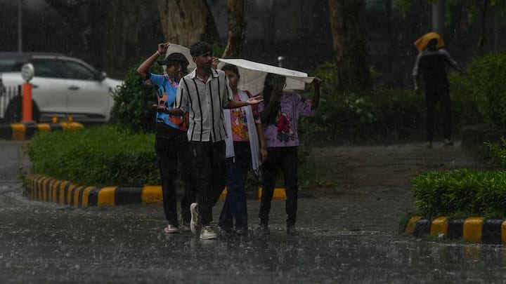 আপাতত বর্ষা আসার সম্ভাবনা নেই দক্ষিণবঙ্গে। হাওয়ার গতিবেগ এবং দক্ষিণবঙ্গের পরিবেশ মৌসুমী বায়ুর অনুকূল নয় বলেই মনে করছেন আবহাওয়াবিদরা। ১২ জুন পর্যন্ত পশ্চিমবঙ্গে বৃষ্টির সম্ভাবনা কম থাকবে বলে অনুমান হাওয়া অফিসের। 