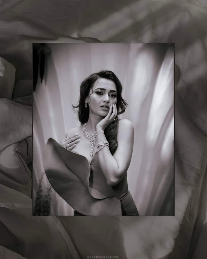 तेजस्वी प्रकाश ने अपना बर्थडे शुरू होती ही फैंस को ट्रीट दी और अपनी कुछ खूबसूरत तस्वीरें इंस्टाग्राम अकाउंट पर शेयर की.